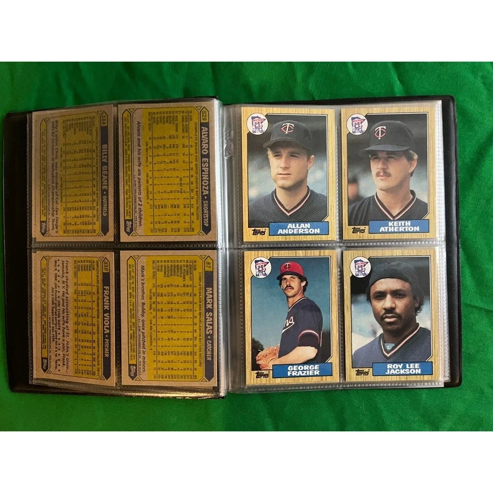Minnesota Twins 1987 Topps Team Set‎ with 40 card collector album.